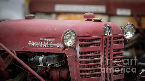 Nahaufnahme eines roten Oldtimer-Traktors der Marke Farmall für Filmproduktionen.